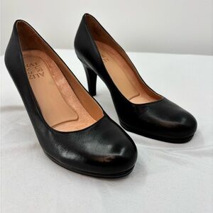 Naturalizer Ladies Leather Black Pumps Size 6.5M rounded Toe Michelle EUC